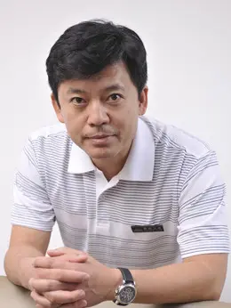 朱德（何政军饰演）